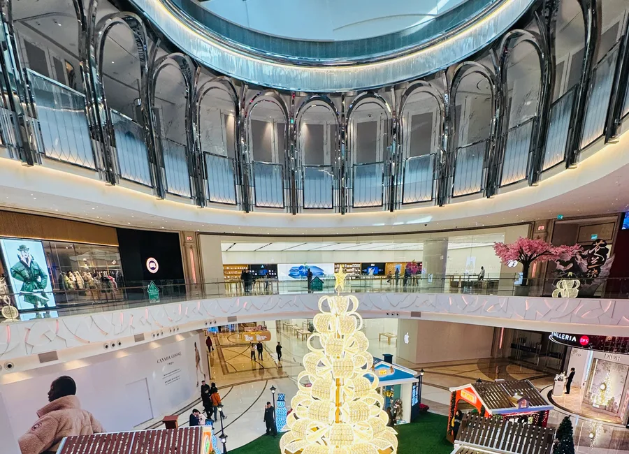 Galaxy Christmas Village：商場中庭俯瞰聖誕小屋與發光聖誕樹