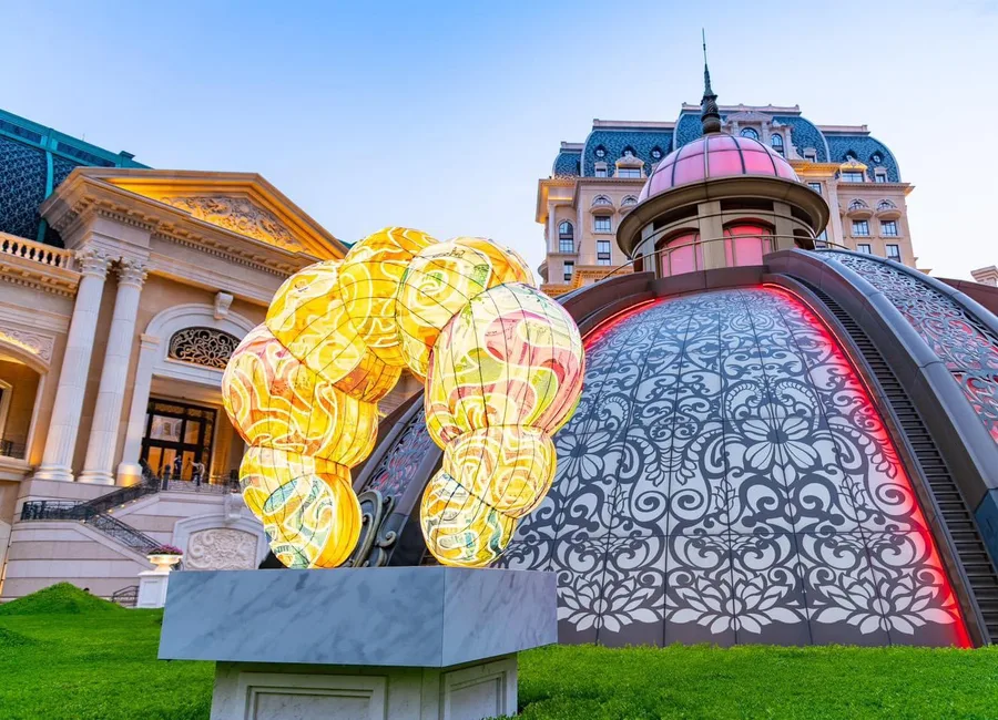 花燈：歐式建築前的黃色雙兔花燈與圓頂裝置