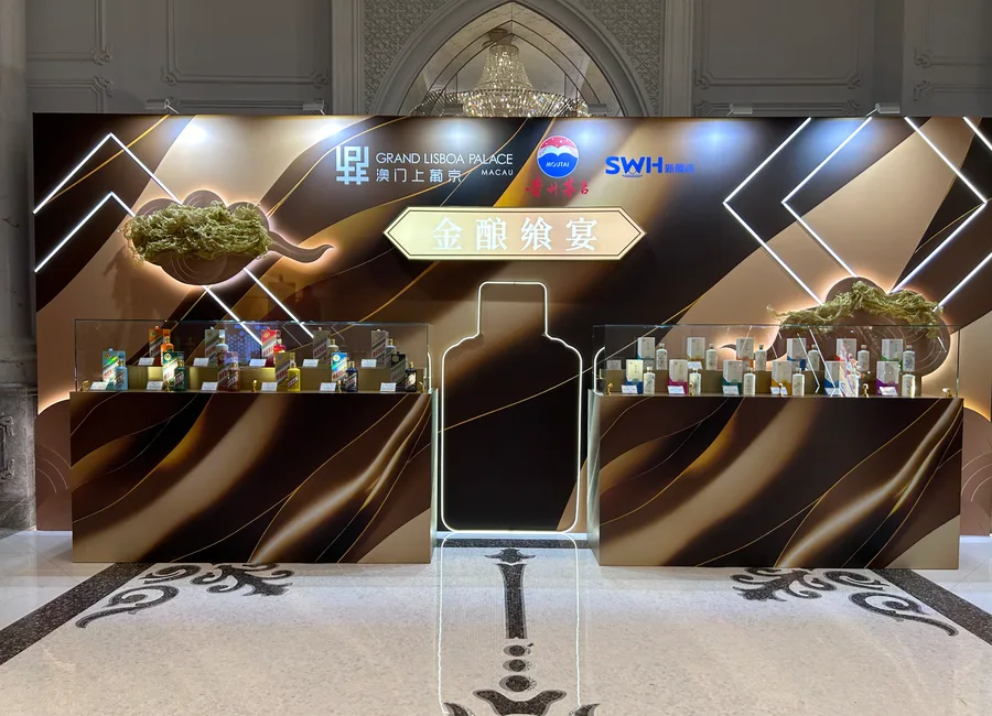 茅台 Dinner 2024：金黑宴會背板前的雙弧形酒品展台