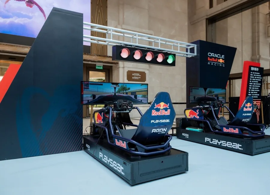 Red Bull Pit Stop Challenge：起步燈架下的兩台 Red Bull 模擬賽車座艙